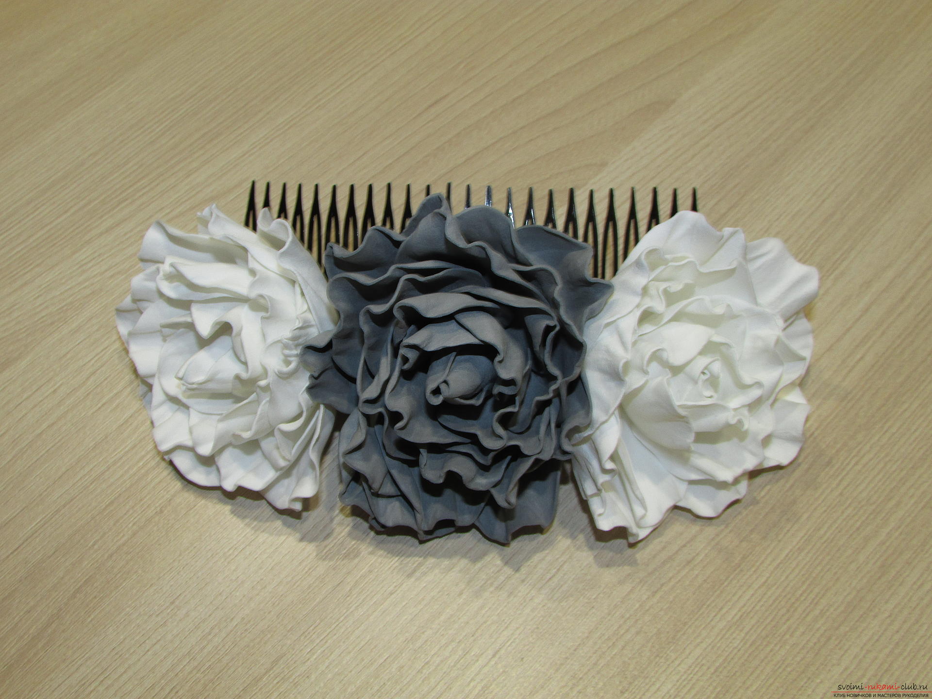 По нашему мастер-классу вы научитесь делать гребешок для волос, который украшают цветы из фоамирана.. Фото №13